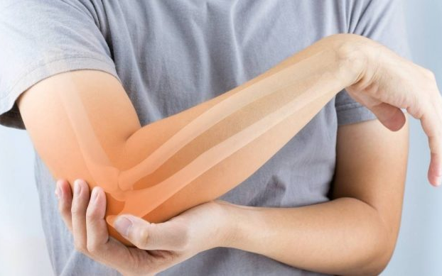 Tình trạng đau nhức xương khớp và tê mỏi cánh tay, có thể liên quan đến thiếu hụt canxi hoặc suy giảm sức khỏe xương khớp theo tuổi tác