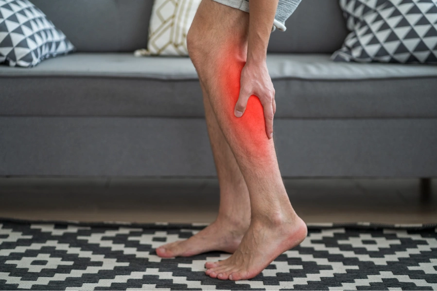 Tình trạng chuột rút và đau cơ ở chân – một trong những dấu hiệu cơ thể có thể đang thiếu hụt canxi