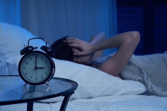 phụ nữ bị mất ngủ, khó ngủ vào ban đêm – một trong những dấu hiệu thường gặp ở phụ nữ tiền mãn kinh và mãn kinh.