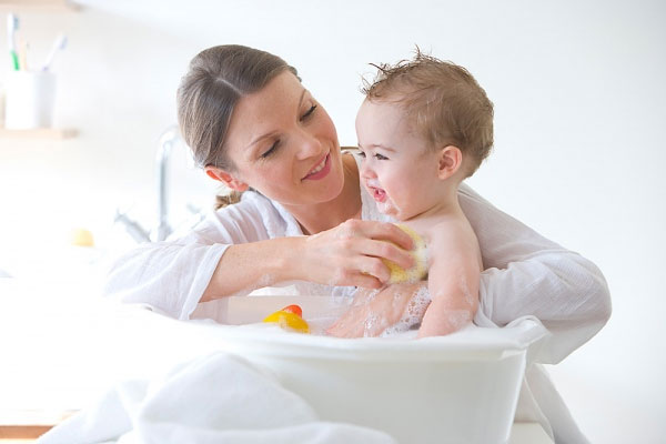 Tắm cho trẻ hằng ngày giúp làm dịu các triệu chứng khó chịu do rôm sảy